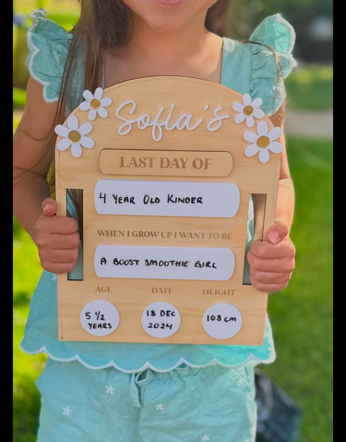 Personalised first/last day board daisy design